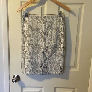 Gorgeous white/gray snakeskin print pencil skirt